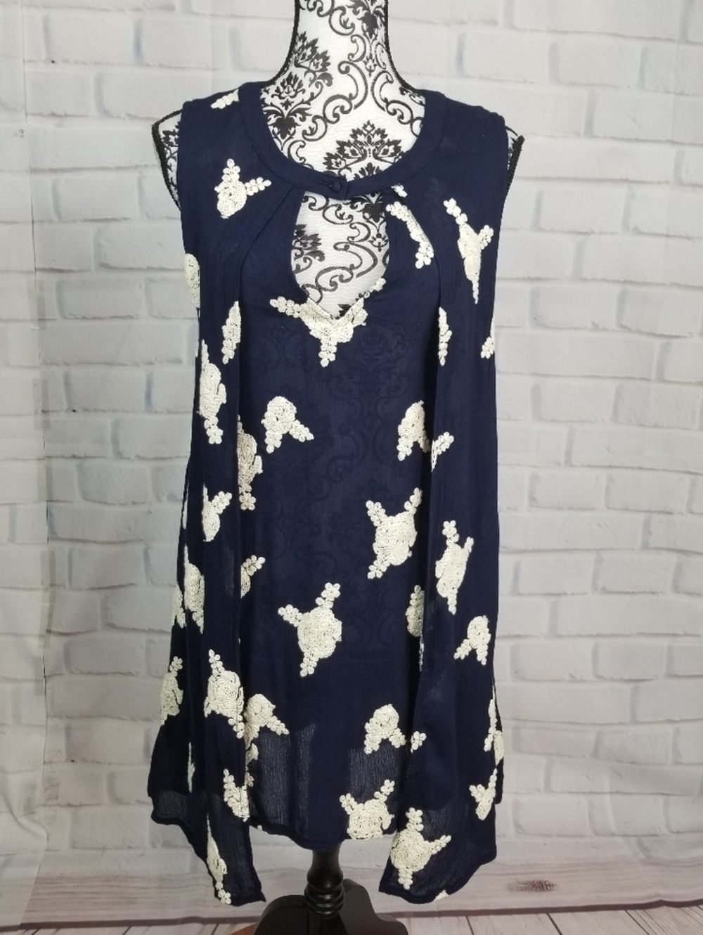 Honey Belle size s keyhole front floral stitch top